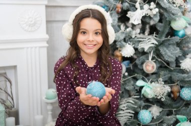 Mutlu yıllar. Noel zamanı. Çocuk tatilin tadını çıkarıyor. Noel 'de küçük mutlu bir kız. Sıcak kulaklıklar. Noel 'den önceki sabah. Yeni yıl tatili. Küçük kız Noel hediyesini sever. Noel için ağaç süsleme