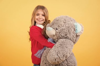 Gri yumuşak oyuncakla çocuk gülüşü