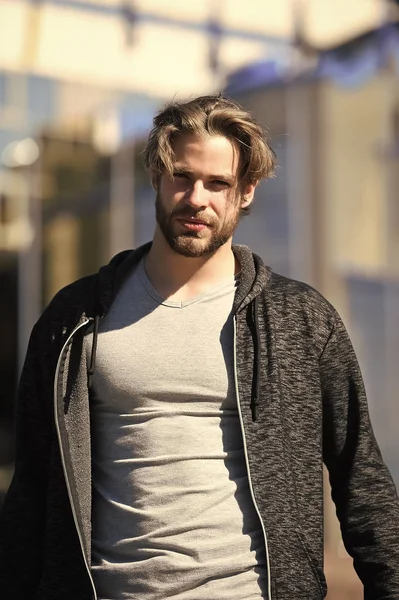 Hipster con barba y corte de pelo caminando por la calle — Foto de Stock