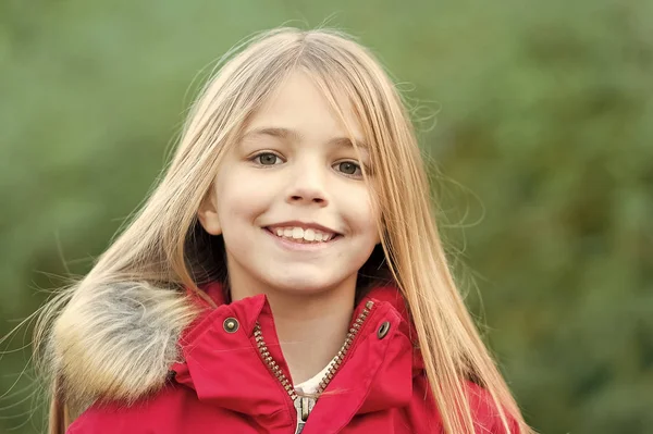 Meisje met blond lang haar glimlach op natuurlijke omgeving — Stockfoto