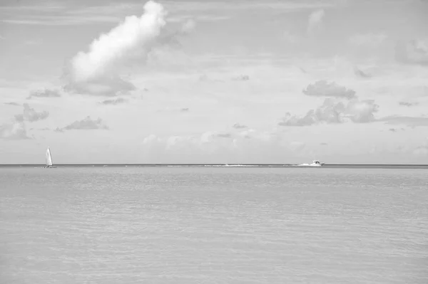 Tropisk kursted. Idyllisk scene tropisk ferie havet. Motor sejlskib ocean blå vand. Ferie underholdning tropiske eksotiske øer. Vand underholdning antigua st.johns all inclusive - Stock-foto