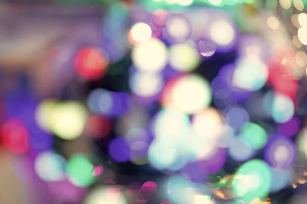 Luci astratte sfocate con effetto bokeh su sfondo sfocato colorato — Foto Stock