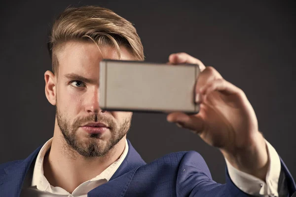 Hombre o hombre de negocios con pose de teléfono inteligente para selfie — Foto de Stock