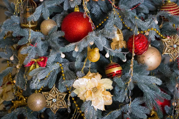Noel kompozisyon. Xmas önce sabah. Yeni yıl tatili. Noel. Oyuncaklar ile güzel bir şekilde dekore edilmiş ağaç. Yeni Yılınız Kutlu Olsun. Mutlu Noeller ve mutlu tatiller. Gerçek duygular. Yeni yıl arifesinde. — Stok fotoğraf