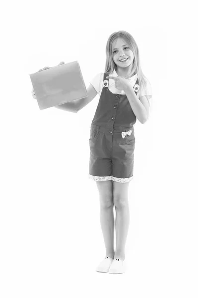 Kuponlar ile akıllı alın. Sevimli Genç kız alışveriş çantası taşıyor. Çocuk giyim yaz Satılık aldım. Sadakat programı faydaları. Sadakat programları tüketici ile son derece popüler kalır. İndirimli alışveriş — Stok fotoğraf