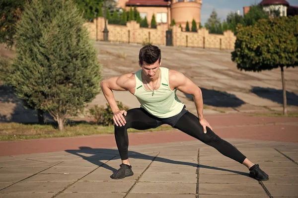 Atleet training op zonnige zomer dag in de buitenlucht — Stockfoto