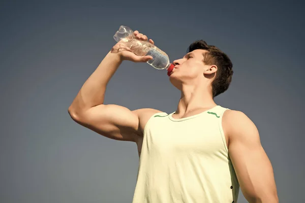 Culturista con manos musculares músculos bíceps, tríceps — Foto de Stock