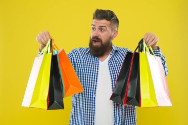 Alışveriş daha neşeli hale getirin. Karlı fırsatlar siyah Cuma alışveriş keyfini çıkarın. İndirimli alışveriş keyfini satın alma. Sakallı hippi neşeli yüzü taşımak kağıt poşetler sarı zemin üzerine adamım