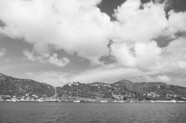 Yaz tatil tropikal adada. Dağ shore gustavia, bulutlu gökyüzü mavi denizinde st.barts. Vahşi doğa ve çevre, ekoloji. Tatil beldesi süre seyahat ve Yolculuk tutkusu