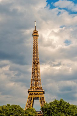 Eyfel Kulesi Paris, Fransa'da gün batımında. Romantik seyahat arka plan.