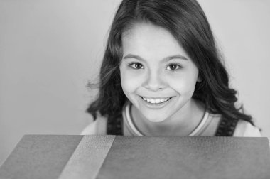 Hayalleri gerçek oldu. Çocuk kız memnun hediye. Çocuk mutlu yüz büyük hediye kutusu turkuaz arka plan tutar. Kız kıvırcık saç modeli çok güzel gülen surat Doğum günü kutlamak. Çocuk mutlu Doğum günü hediyeleri seviyor