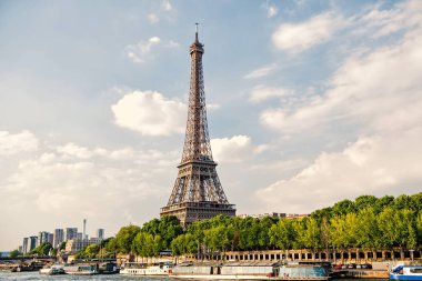 Eyfel Kulesi Paris, Fransa'da gün batımında. Romantik seyahat arka plan.