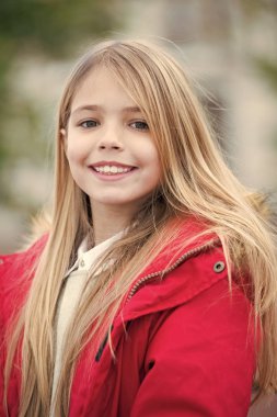 Parkta bankta oturup kız kırmızı ceket