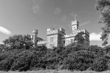 Yaz tatil ve yolculuk tutkusu. Castle ile yeşil ağaçlar Stornoway, İngiltere için. Mavi gökyüzü üzerinde Bahçe Lews kalede. Victoria tarzı mimari ve tasarım. Simgesel Yapı ve cazibe.