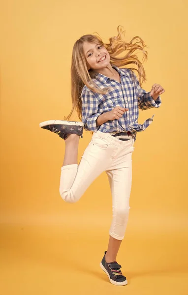 Mädchen Kind lächeln und springen mit blonden langen Haaren — Stockfoto