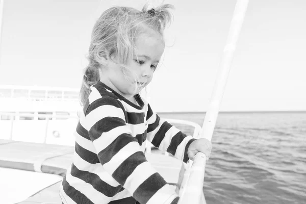 Niño pequeño en el mar. viaje marítimo od niño pequeño. vacaciones de verano de niño. pequeño y elegante viaje por mar. Vamos a ir conmigo . —  Fotos de Stock