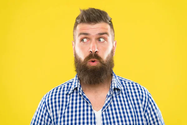 Homem barbudo hipster perguntando rosto amarelo fundo de perto. O tipo surpreendeu a expressão facial. Hipster com barba e bigode emocional expressão surpresa. Rústico surpreendeu macho. Notícias surpreendentes — Fotografia de Stock