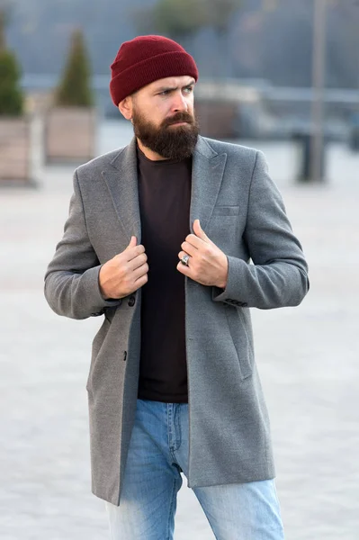 Traje casual masculino. Traje Hipster. Elegante atuendo casual para la temporada de otoño e invierno. Ropa de hombre y de moda masculina. Hombre hipster elegante abrigo de moda. Cómodo y