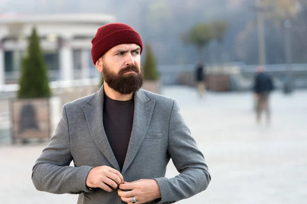 Acessório de chapéu de roupa. Roupa de Hipster. Roupa casual elegante para a temporada de outono e inverno. Roupa masculina e conceito de moda masculina. Homem barbudo hipster elegante casaco elegante e chapéu. Confortável e fresco — Fotografia de Stock