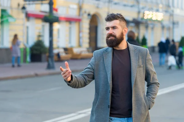 Aangenaam kennis te maken. Hipster in casual jas blij om vriend te ontmoeten in urban street. Toevallige vergadering concept. Ontmoet per ongeluk een oude vriend. Man met baard zakenman wacht iemand in het centrum van de stad — Stockfoto