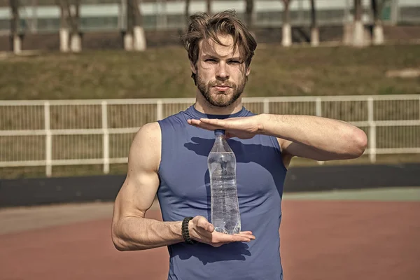 Guapo musculoso hombre sostiene botella de agua — Foto de Stock