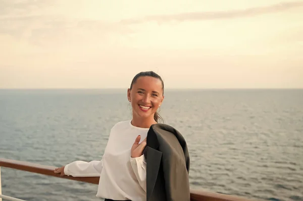 Mujer de negocios o feliz linda chica en el barco — Foto de Stock