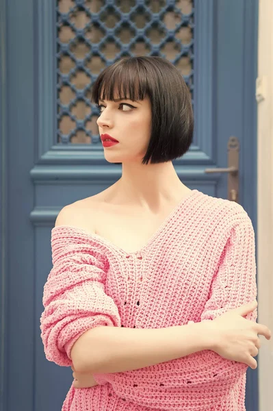 Skönhet och mode, parisiska kvinnan med röda läppar — Stockfoto