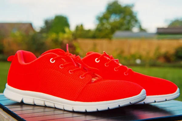 Sport skor sneakers ljust orange färg. — Stockfoto