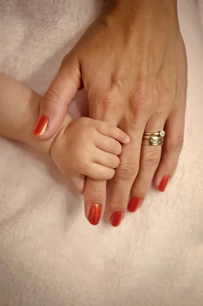 Baby hand håller kvinnliga fingret — Stockfoto