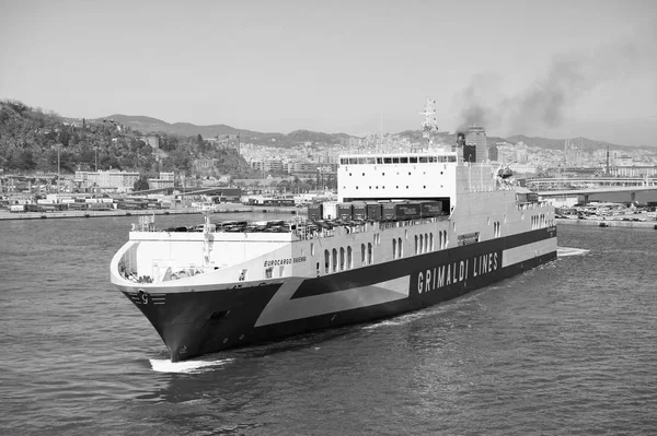 Barcelona, España - 30 de marzo de 2016: ferry Grimaldi Lines en el mar. Viaje en ferry. Viajando por mar en ferry. Transporte de agua del transbordador. Vacaciones de verano. Vagabundo y descubrimiento en la nave —  Fotos de Stock