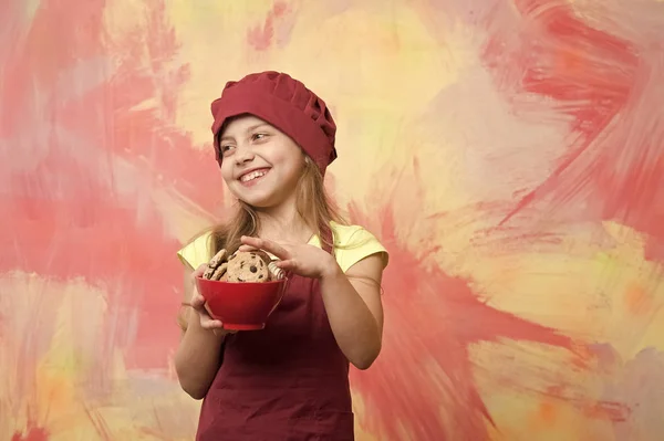 빨간 요리사 모자, 초콜릿 쿠키와 앞치마에에서 작은 소녀 — 스톡 사진