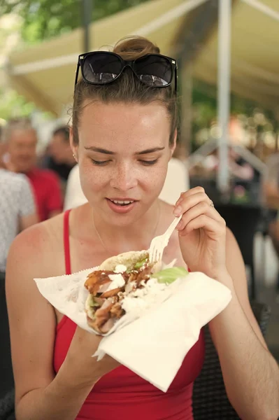 Szczęśliwy preatty dziewczyna lub kobieta jedzenie żyroskopów kanapkowych. — Zdjęcie stockowe