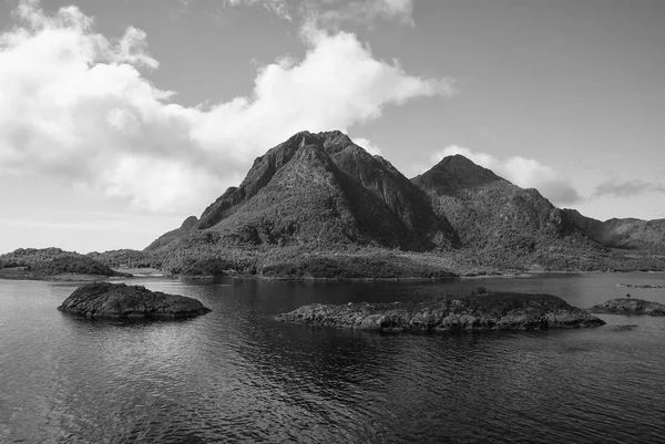 Hay que ver las atracciones naturales. Los fiordos y los tranquilos parques nacionales destacan las cualidades serenas de Norways. Los fiordos se asemejan aún a lagos azules, pero consisten en brazos de mar prolongados y de agua salada. Símbolo de Noruega —  Fotos de Stock