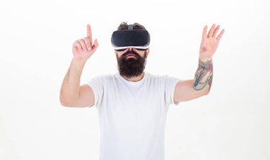 Komik adam 3d araç teknolojisi yaşıyor - kadar yakın. Sanal gerçeklik giyen sakallı adam studio gözlükler. VR teknolojisi