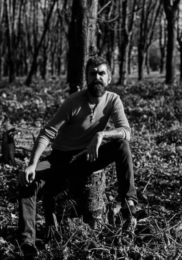 Doğa arka plan üzerinde emin yüzü olan adam.