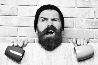 Kâğıt çarşaf ve fincanlarla vahşi beyaz hippi sakallı.