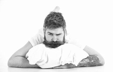 sakallı adam sabah uyanma beyaz yastık üzerinde yatıyordu