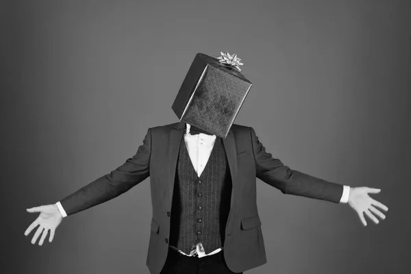 Concepto de compras navideñas. Hombre en traje inteligente y sombrero de Santa — Foto de Stock