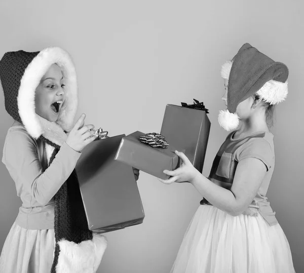 Fiesta y concepto de vacaciones. Niños con caras sorprendidas —  Fotos de Stock