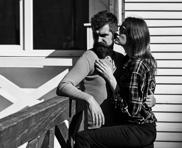 女の子と髭男または幸せな恋人上の日付 — ストック写真