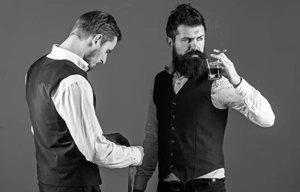 İstemci sakal ve katı yüz duman puro ve içki ile — Stok fotoğraf