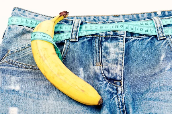 Saúde e sexualidade masculina conceito: fruta excêntrica em calças jeans — Fotografia de Stock