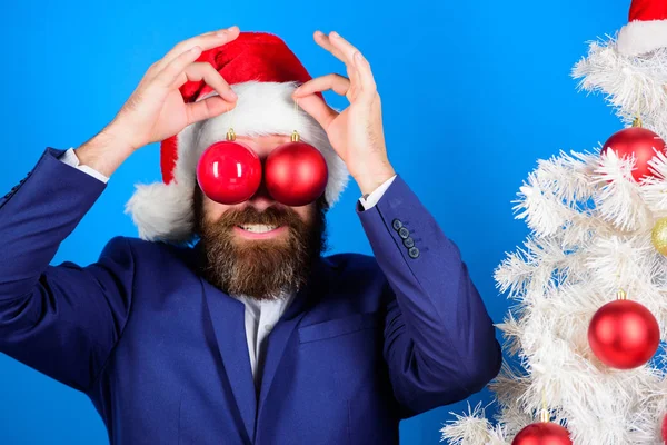 Helgdagar betytt för kul. Affärsman med jul förberedelse. Jul kul. Mannen skäggig hipster slitage formell kostym och santa hatt. Affärs- och jul-konceptet. Santa hålla bollen juldekoration — Stockfoto