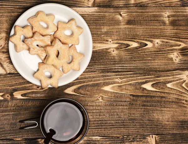 Chá e biscoitos em fundo de madeira, espaço de cópia — Fotografia de Stock