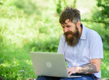 Blogger doğa tarafından ilham kaynağı olma. Dizüstü doğa arka plan ile sakallı adam. Yazar ya da blogger sosyal ağ için yazı yazmak. Bloglama için ilham. Blogger için sosyal ağ içerik oluşturma