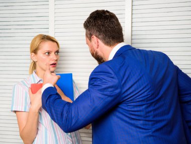 Gergin konuşma veya iş arkadaşları arasında kavga. Patron kadın işçi ayırımcılık. Ayrımcılık ve kişisel davranış bozukluğu. Ayrımcılık kavramı. Önyargı ve çalışanın kişisel tutum