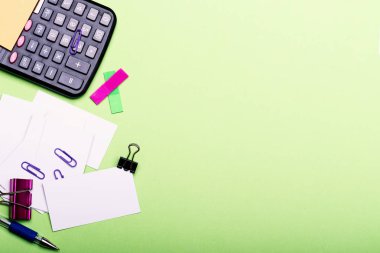 İleti örneği ve hesap makinesi. İş fikirleri ve aksesuarlar kavramı