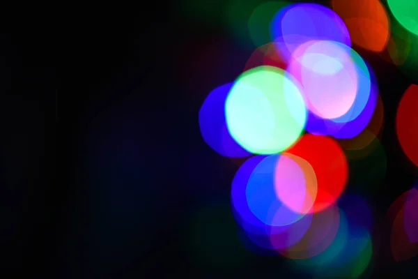 Γιορτινό σκηνικό με πολύχρωμα φώτα. Φωτεινή και γιορτινή ατμόσφαιρα της επόμενες διακοπές. Αφηρημένα φόντο πολύχρωμο bokeh. Έννοια διακοσμήσεις Χριστουγέννων. Defocused φως του πολύχρωμη γιρλάντα — Φωτογραφία Αρχείου