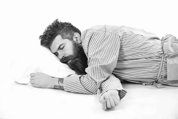 Человек с расслабленным лицом, открытым ртом, лежащий на подушке — стоковое фото