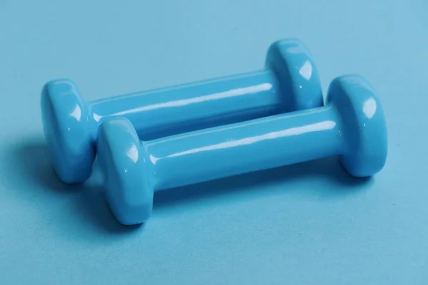 Manubri in plastica blu su sfondo blu — Foto Stock